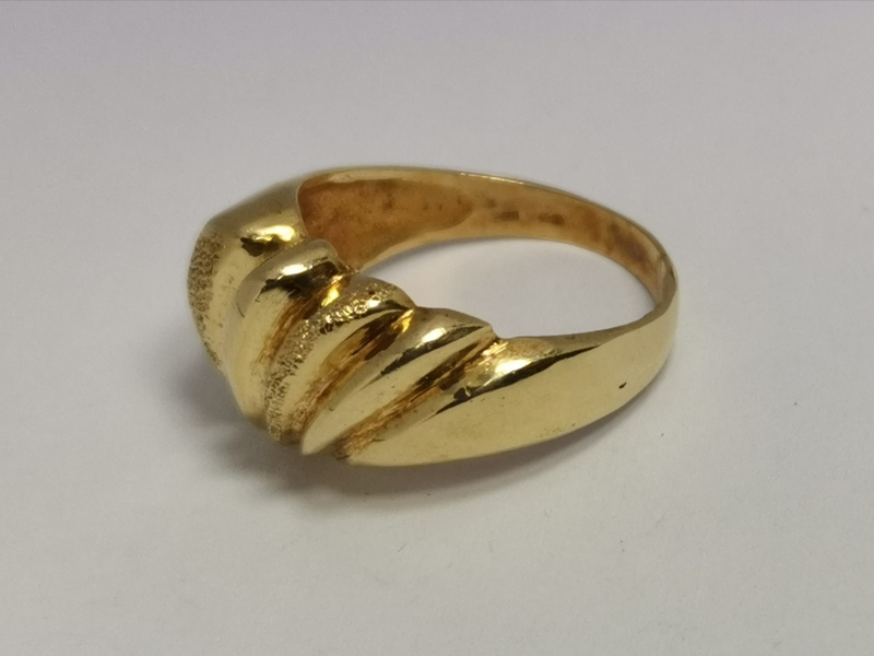 Zlatý dámský prsten celozlatý