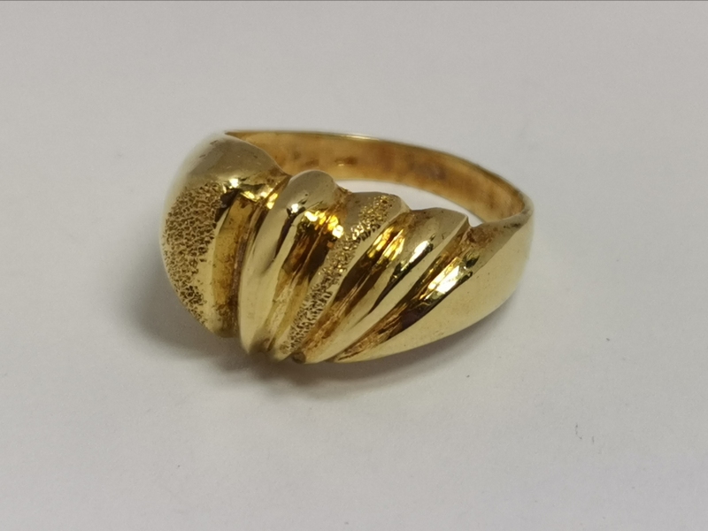 Zlatý dámský prsten celozlatý