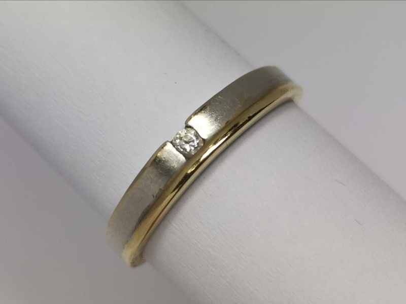 Zlatý dámský prsten s malým zirkonem