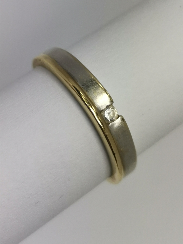 Zlatý dámský prsten s malým zirkonem