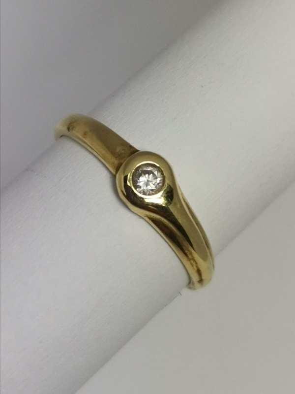 Zlatý dámský prsten se zirkonem 