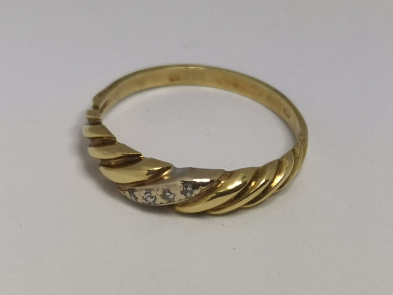 Zlatý dámský prsten se zirkony