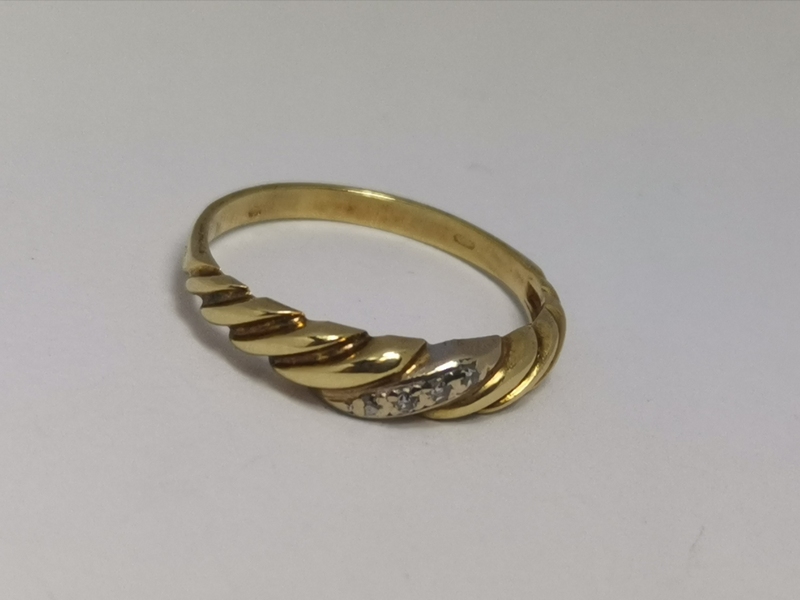 Zlatý dámský prsten se zirkony