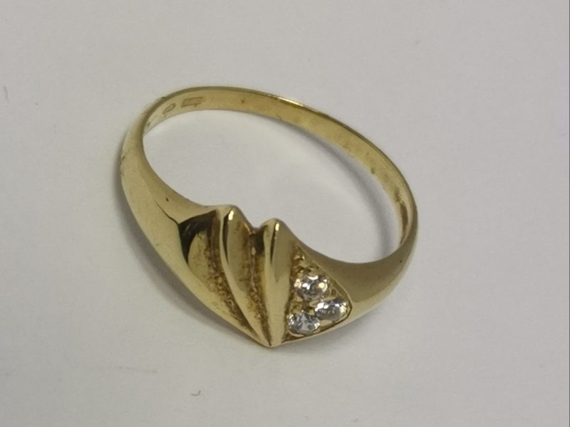 Zlatý prsten se třemi zirkony