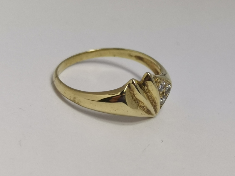 Zlatý prsten se třemi zirkony