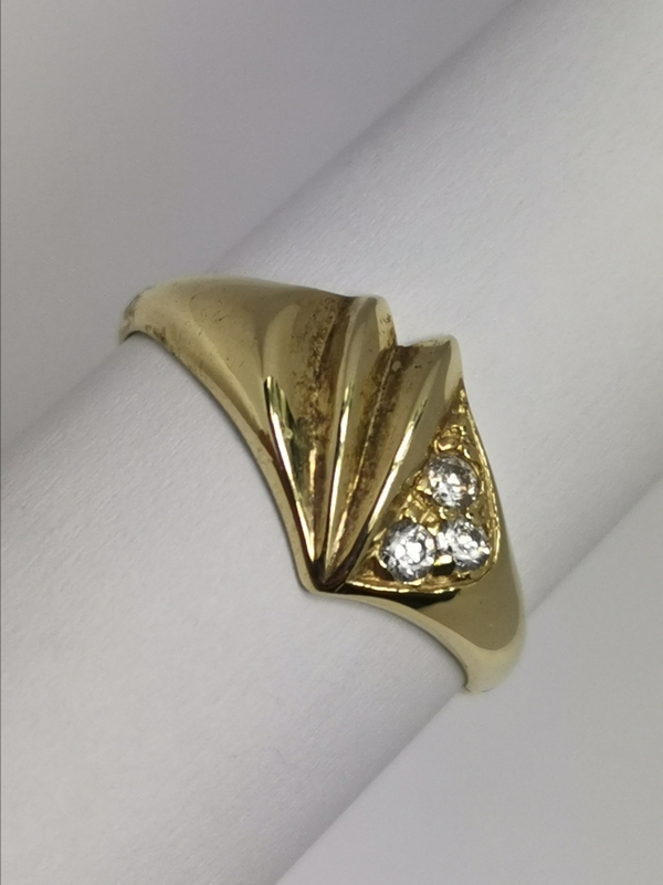 Zlatý prsten se třemi zirkony