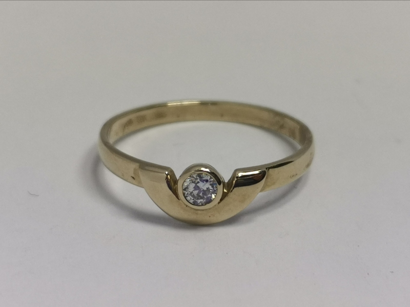 Zlatý dámský prsten z bílého zlata se zirkonem