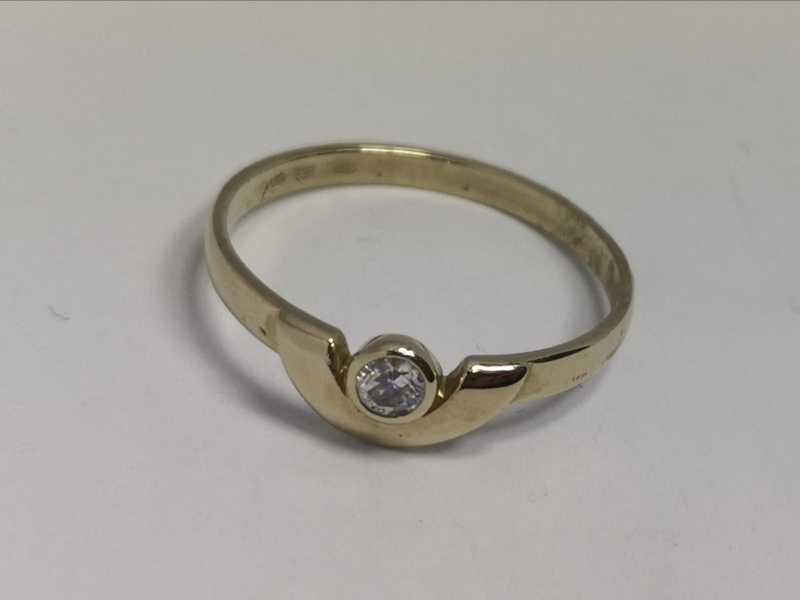 Zlatý dámský prsten z bílého zlata se zirkonem