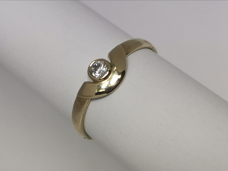 Zlatý dámský prsten z bílého zlata se zirkonem