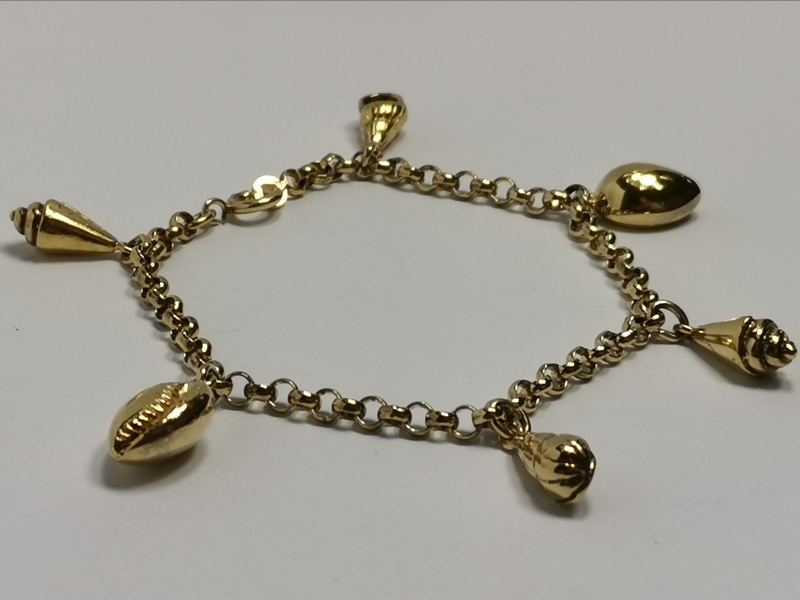 Zlacený náramek Altesse s přívěsky