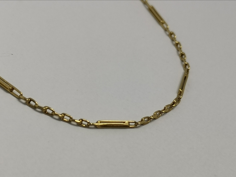 Zlatý náhrdelník s tyčkami