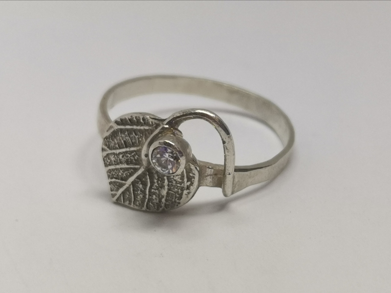 Stříbrný dámský prsten se zirkonem - autorský šperk Jiřího Moravce