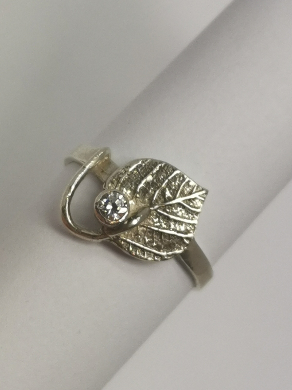 Stříbrný dámský prsten se zirkonem - autorský šperk Jiřího Moravce