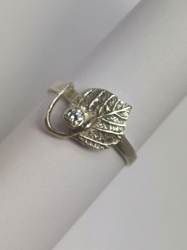 Stříbrný dámský prsten se zirkonem - autorský šperk Jiřího Moravce