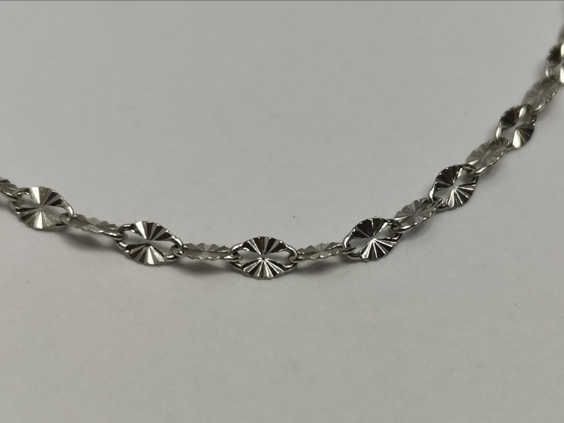 Zlatý řetízek z bílého zlata ozdobný