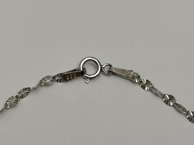 Zlatý řetízek z bílého zlata ozdobný