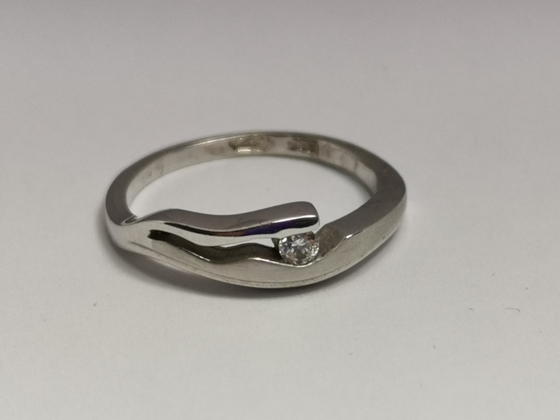 Zlatý dámský prsten z bílého zlata se zirkonem