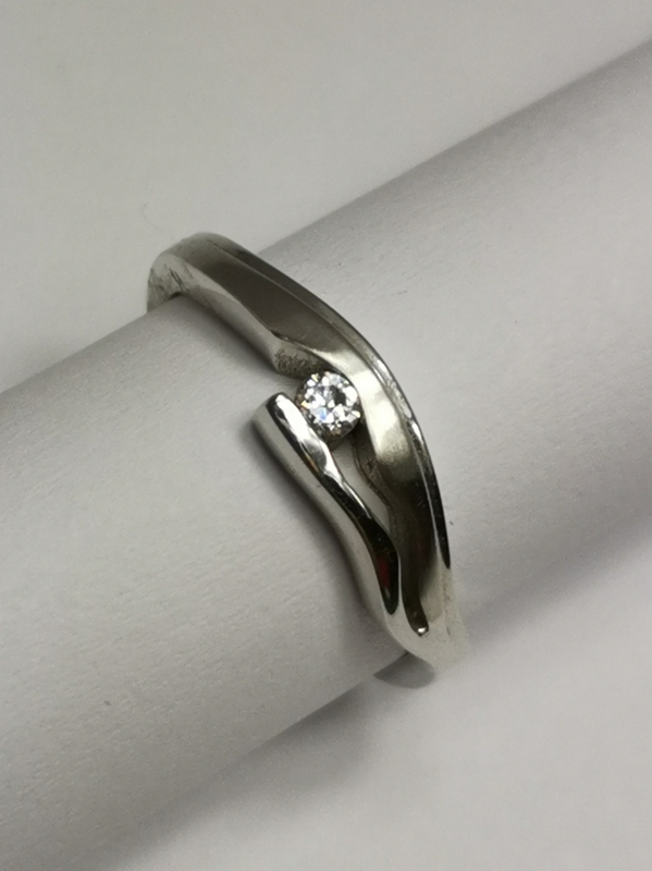 Zlatý dámský prsten z bílého zlata se zirkonem