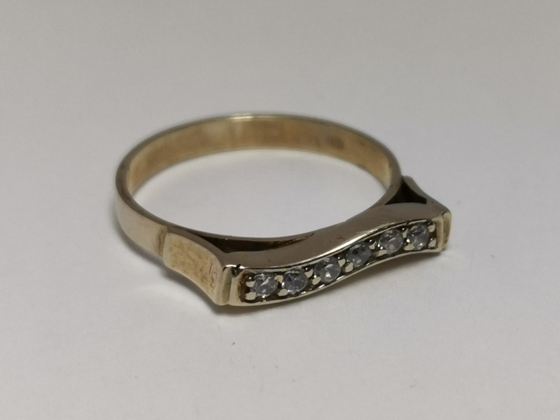 Zlatý dámský prsten z bílého zlata se zirkony
