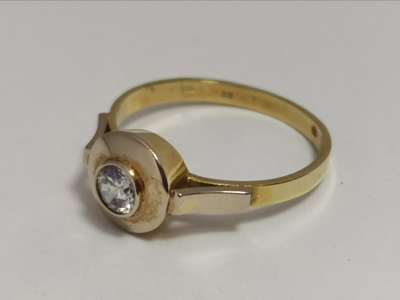 Zlatý dámský prsten se zirkonem 