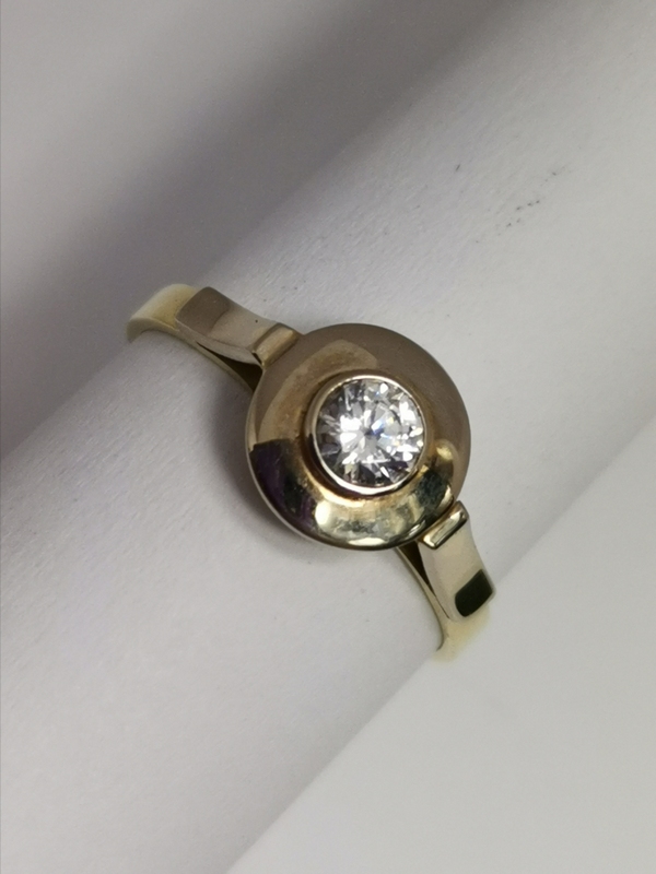 Zlatý dámský prsten se zirkonem 