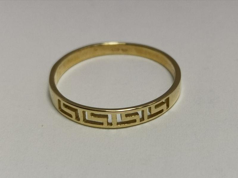 Zlatý prsten s řeckým vzorem