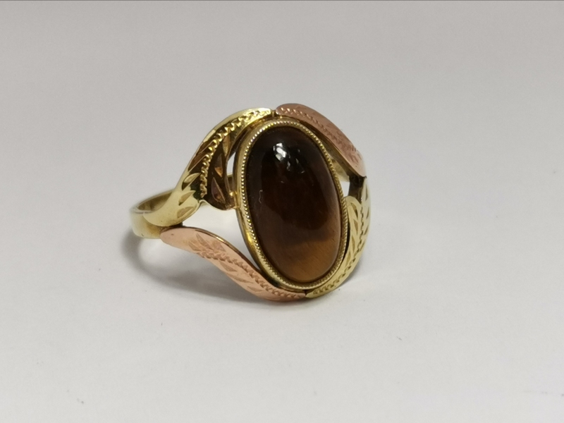 Zlatý prsten s tygřím okem