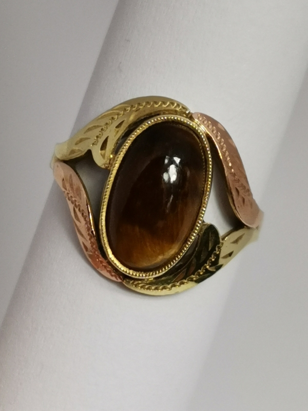 Zlatý prsten s tygřím okem