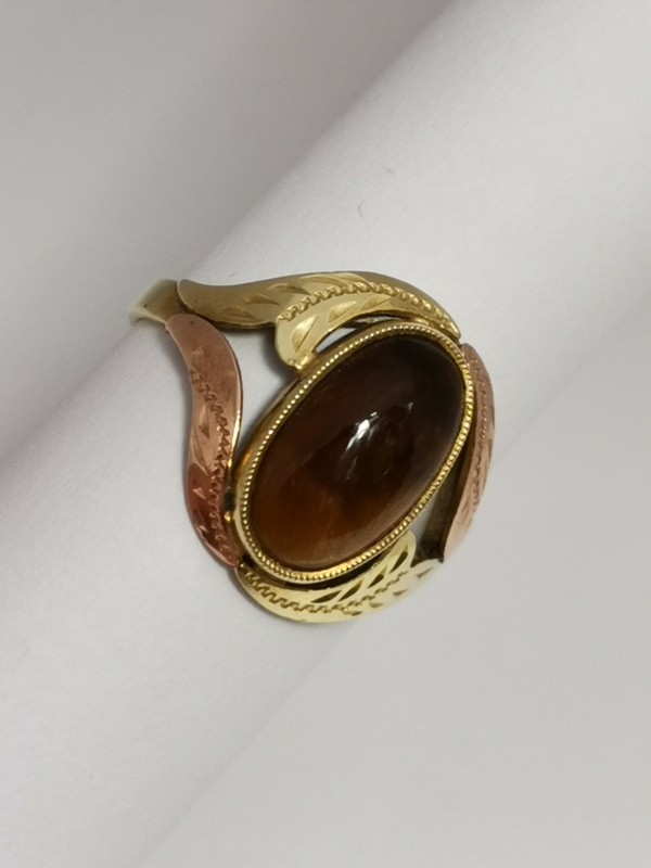 Zlatý prsten s tygřím okem