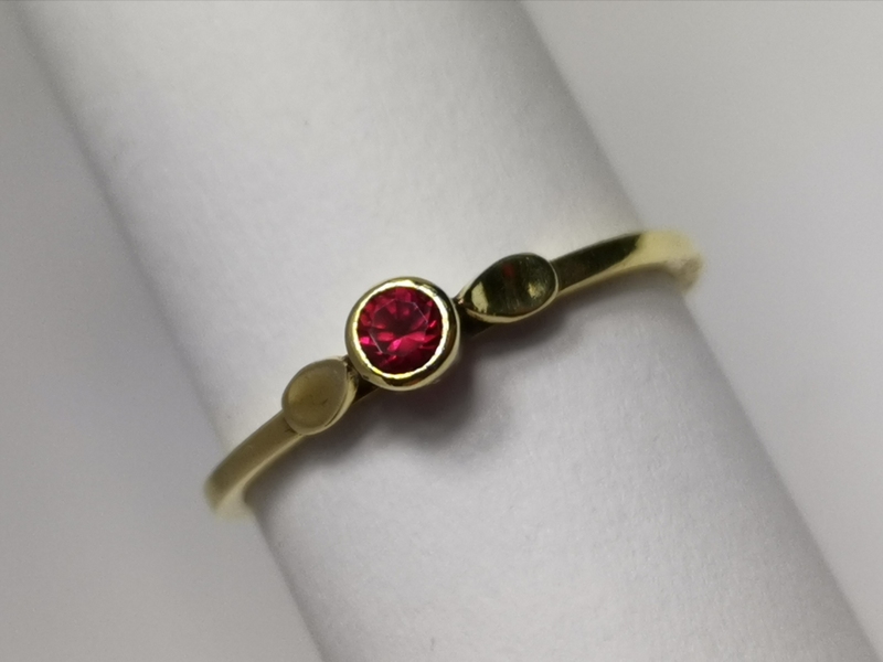 Zlatý dámský prsten s červeným kamínkem