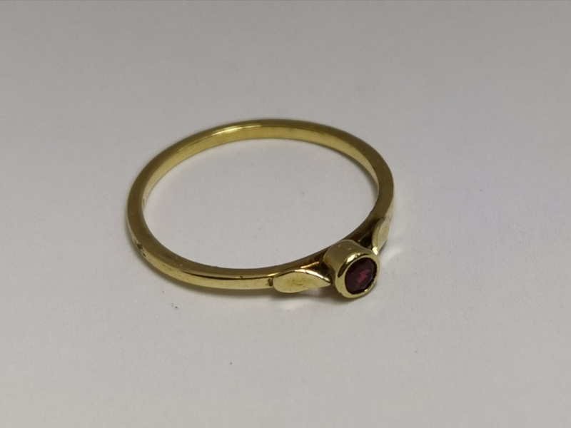 Zlatý dámský prsten s červeným kamínkem