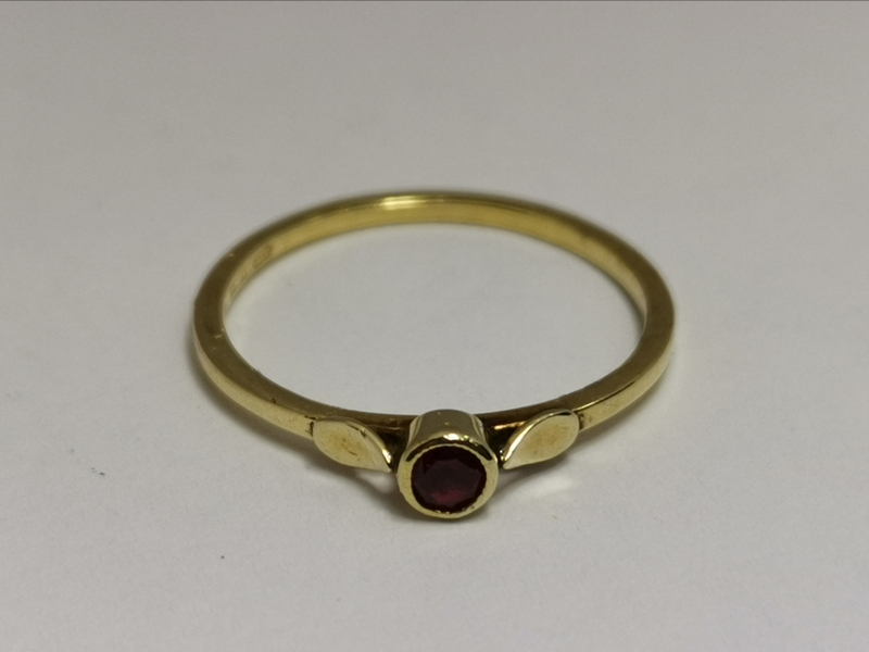 Zlatý dámský prsten s červeným kamínkem