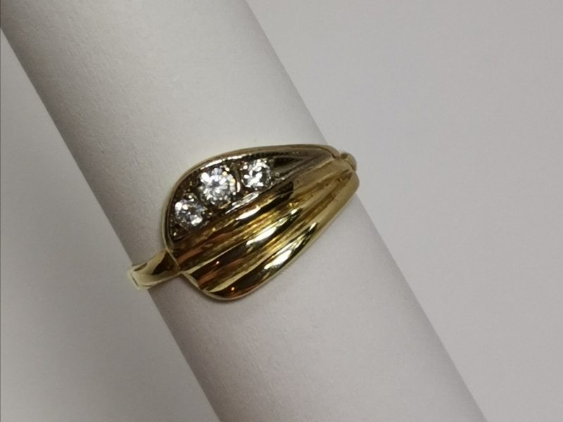 Zlatý dámský prsten se zirkony