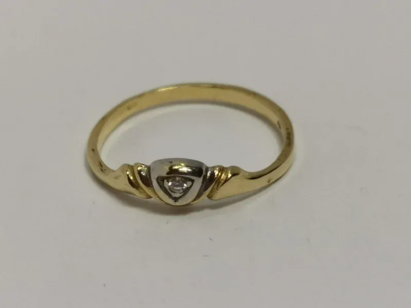 Zlatý dámský prsten se zirkonem