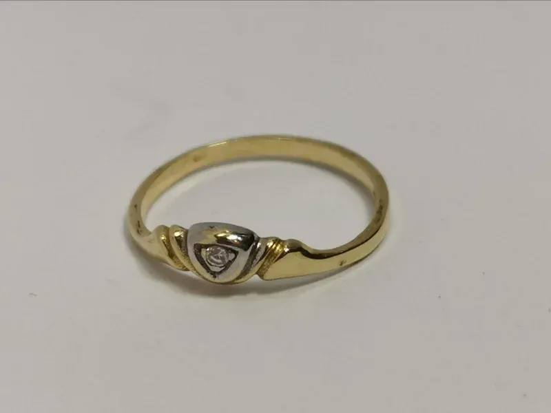 Zlatý dámský prsten se zirkonem