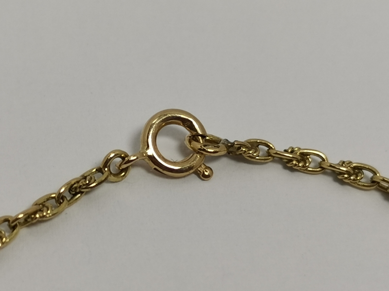 Zlatý dámský náramek ozdobný