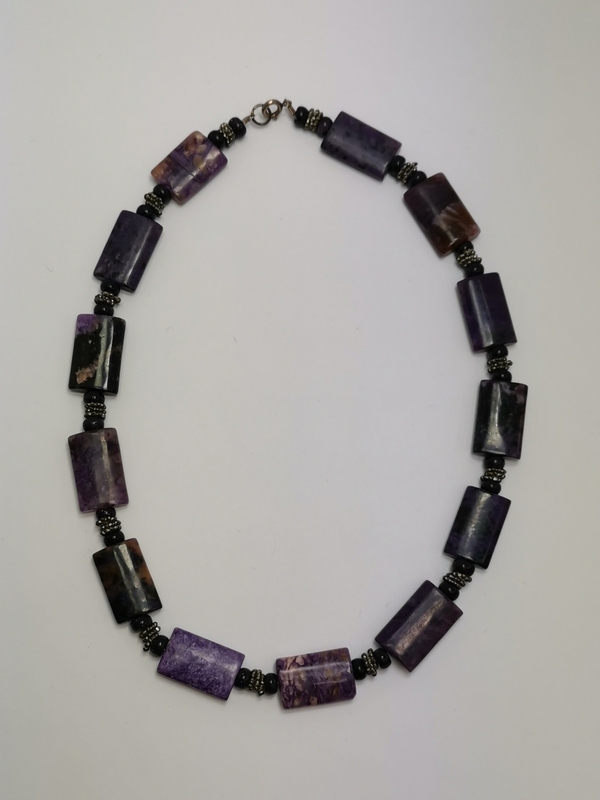 Náhrdelník z čaroitu