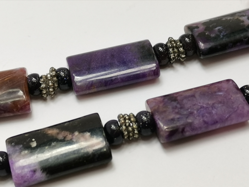 Náhrdelník z čaroitu