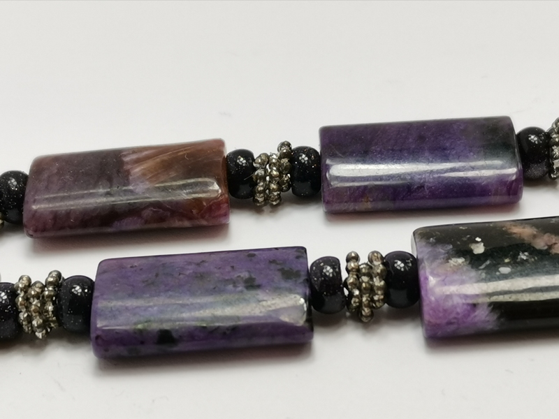 Náhrdelník z čaroitu