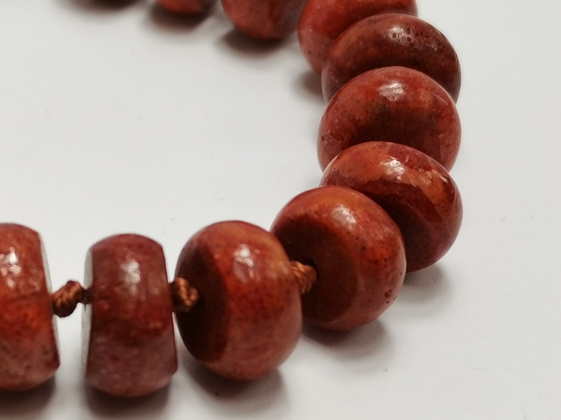 Náramek z červeného korálu