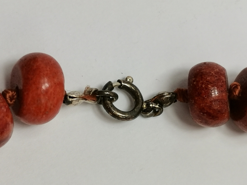 Náramek z červeného korálu