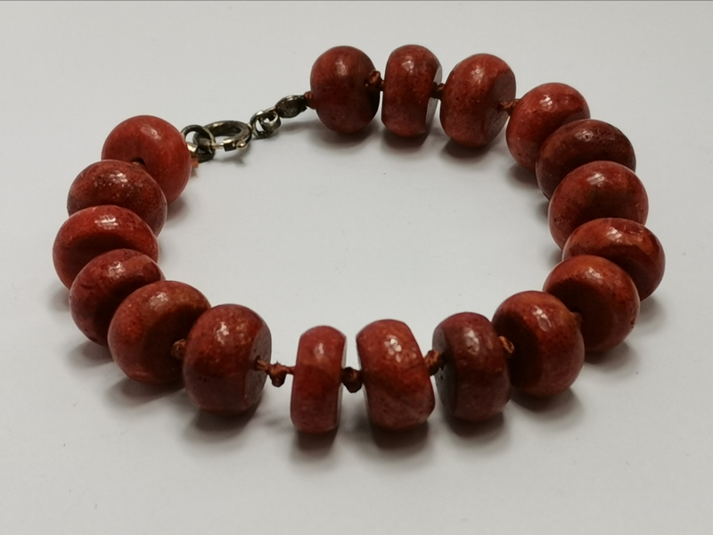 Náramek z červeného korálu