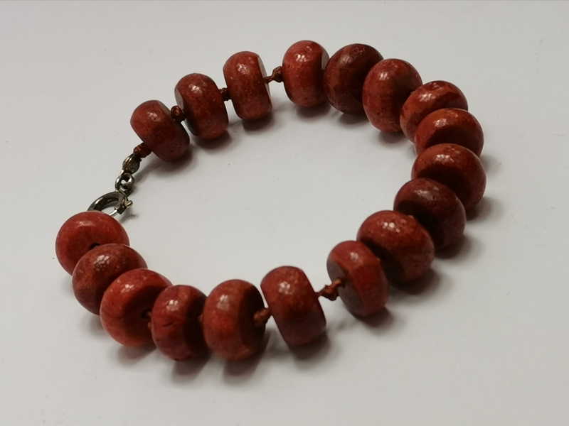 Náramek z červeného korálu
