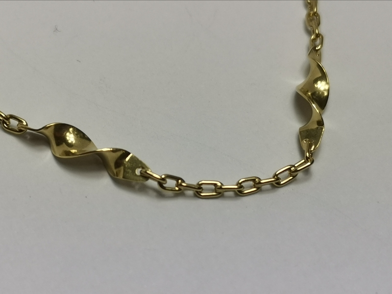 Zlatý dámský náramek s točenými tyčkami