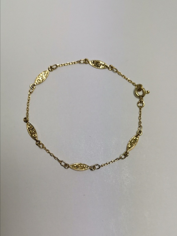 Zlatý dámský náramek s destičkami