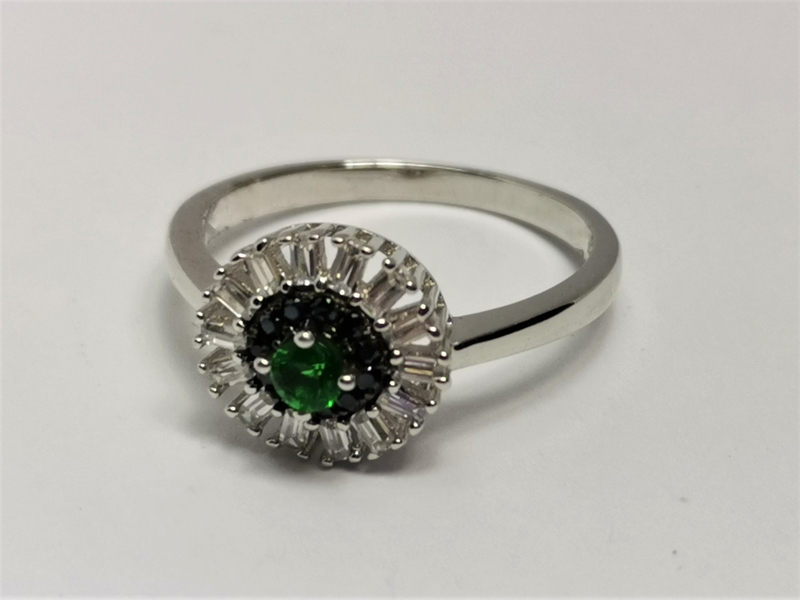 Stříbrný prsten zeleným kamenem a zirkony