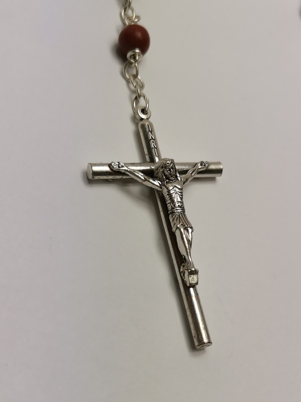 Růženec z přírodního kamene, červeného malachitu