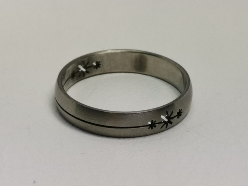 Prsten z chirurgické oceli