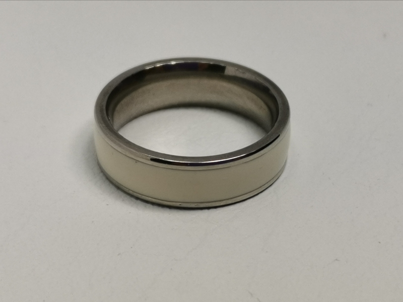 Prsten z chirurgické oceli s emailem