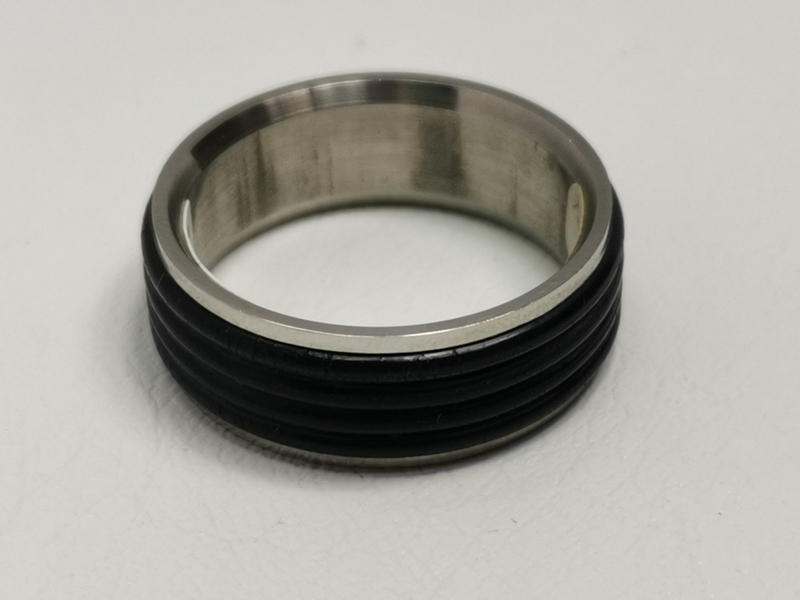 Prsten z chirurgické oceli s kaučukem